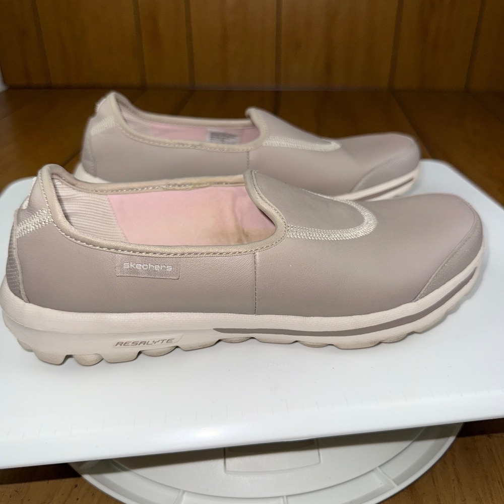 Skechers GOwalk Original Leather Upper Slip On Shoes Women's Size 7 Beige